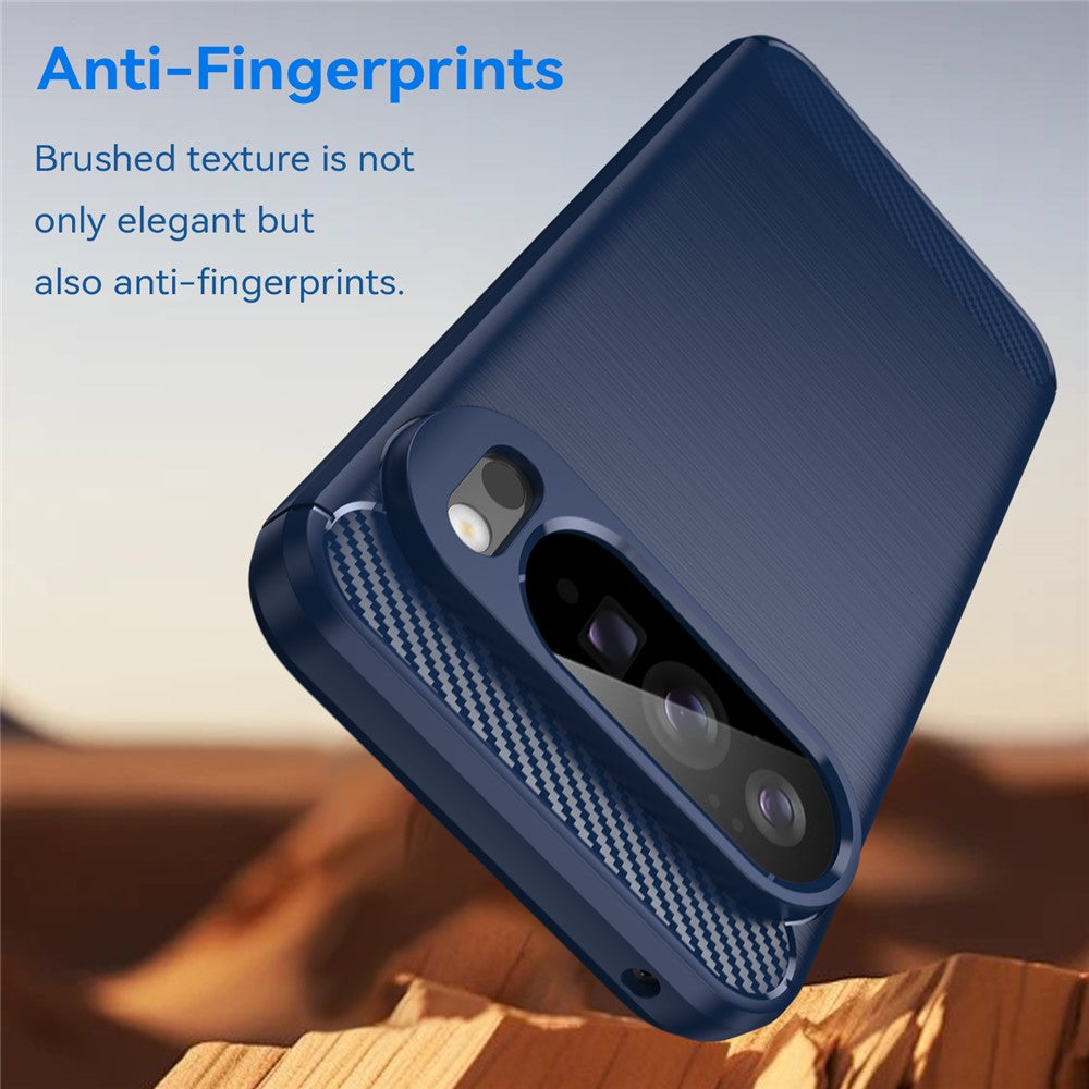 Blaue Pixel 10 Pro XL Schutzhülle, Carbon-Design, zeigt Stoßfestigkeit auf Holz
