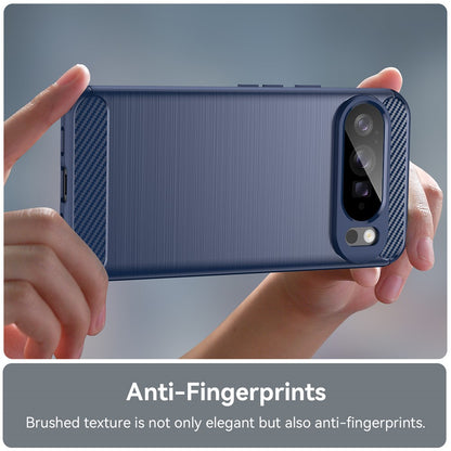 Blaue Google Pixel 10 Pro XL Handyhülle, seitliche Ansicht in Händen, Fotoposition
