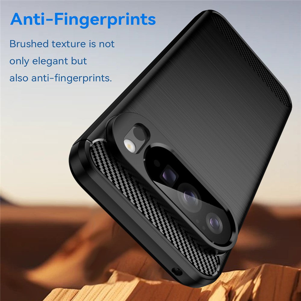 Robuste schwarze Pixel 10 Pro XL Hülle, Carbonmuster, Ecke stößt auf Holzfläche